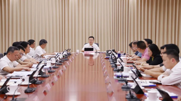 2025年佛冈县委理论学习中心组第四次专题学习会议召开