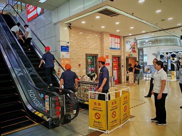 县市场监管局组织开展自动扶梯应急演练活动2.jpg