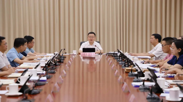 县委副书记、县长江红平主持召开县委十四届第99次常委会（扩大）会议