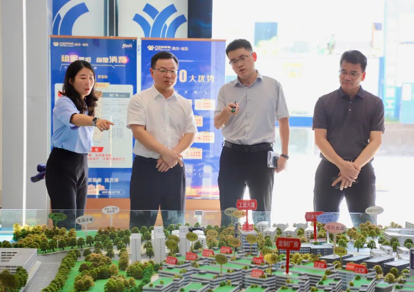 县委副书记、县长江红平率队到石角镇城西科技园督导检查园区开发建设工作