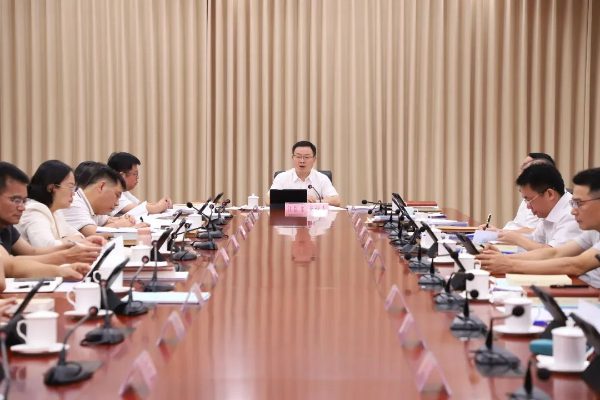 县委副书记、县长江红平主持召开县委农村工作会议暨深入实施“百千万工程”推进会