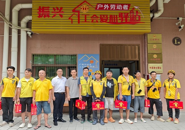 佛冈县个私企党委开展“夏送清凉”活动 为外卖骑士撑起“遮阳伞”2.jpg