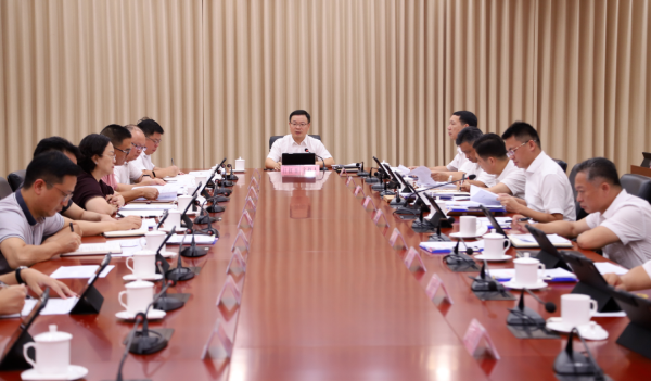 县委副书记、县长江红平主持召开县委十四届第103次常委会（扩大）会议