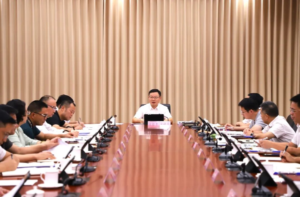 县委副书记、县长江红平主持召开县委十四届第104次常委会（扩大）会议