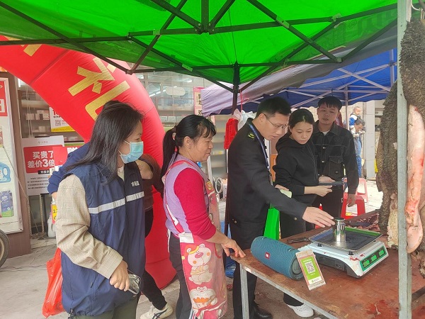 佛冈县市场监管局立足职能 全力护航四九牛肉节1.jpg