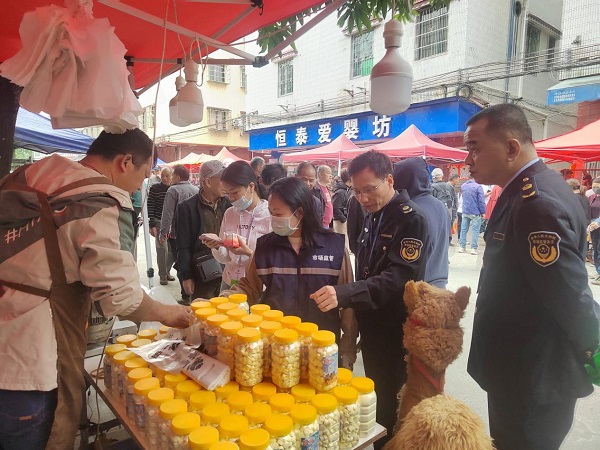 佛冈县市场监管局立足职能 全力护航四九牛肉节2.jpg