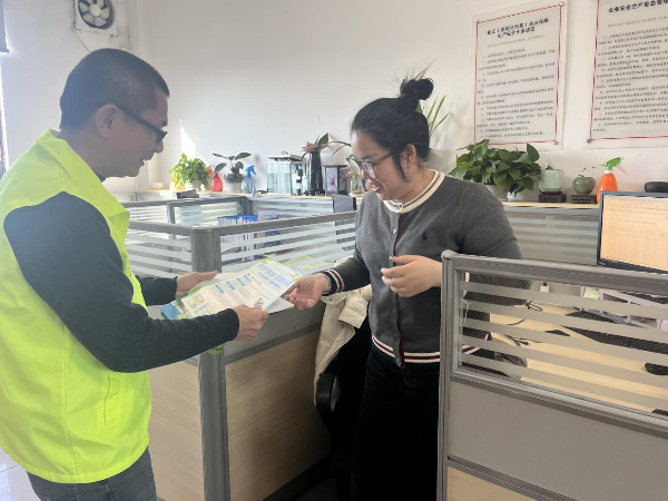 县发展改革局开展“垃圾分类进企业，绿色理念共践行”主题宣传活动.docx_2