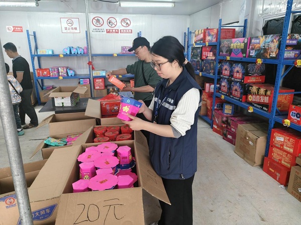 佛冈县市场监管局开展烟花爆竹产品质量安全专项检查1.jpg