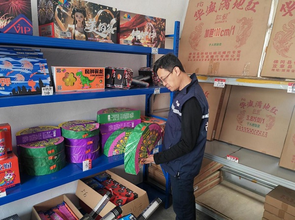 佛冈县市场监管局开展烟花爆竹产品质量安全专项检查2.jpg
