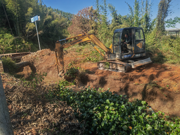 4.龙山镇占果灌区干渠清淤工程（湴镇段）施工中.png