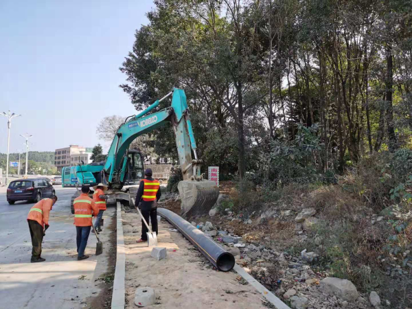 县交通、公路部门对106国道佛冈路段沿线两旁“脏、乱、差”现象集中开展整治行动
