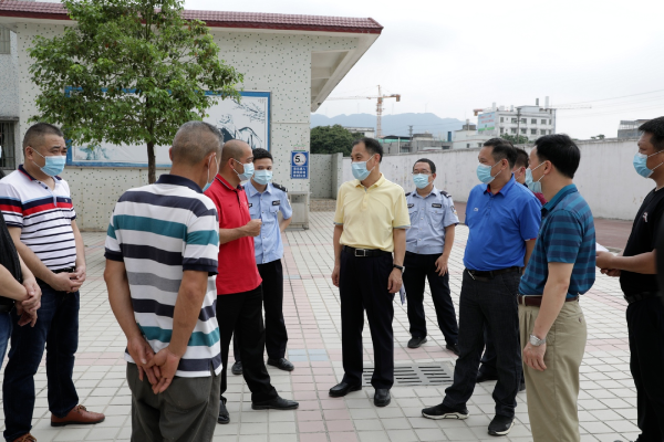 县委书记董和平检查小学疫情防控工作