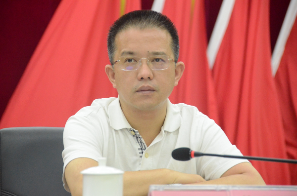 县委副书记、县长蔡旭东主持会议