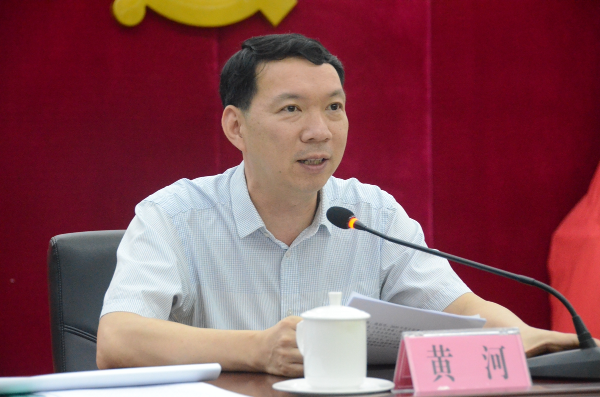 县委常委、政法委书记黄河通报我县近年来全民禁毒工作