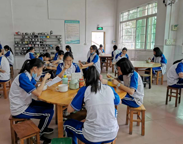▲汤塘中学学生用早餐不忘学习