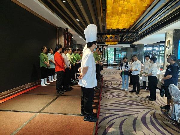 “反对浪费 崇尚节约”佛冈县市场监管局开展文明餐桌宣传活动.jpg
