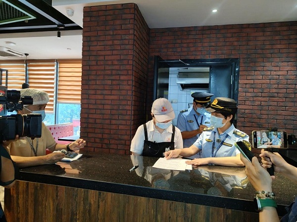 佛冈县市场监管局开展网络直播“查餐厅”专项行动.jpg