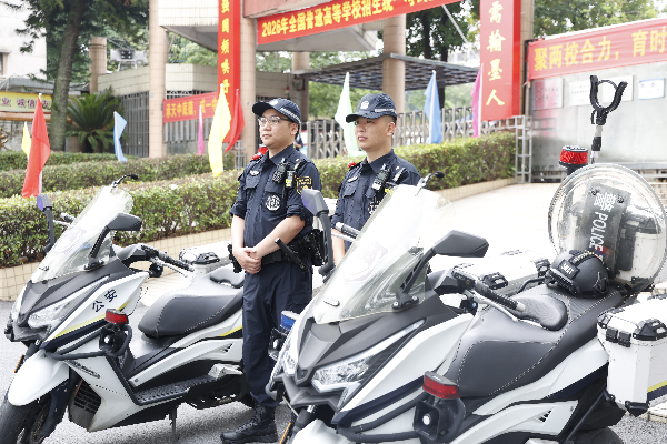 考场前的铁骑助考.JPG