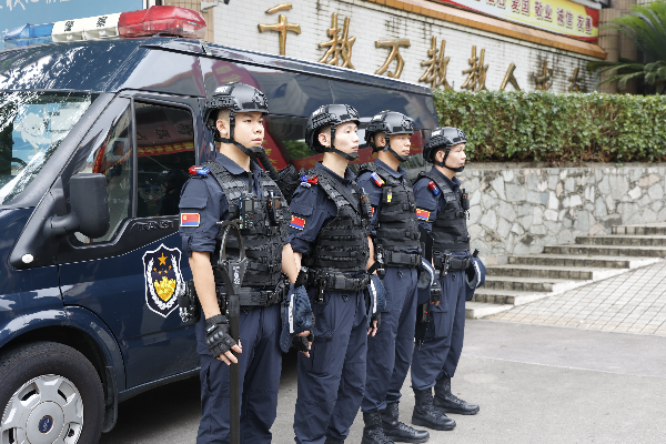 特警护航助力高考.JPG