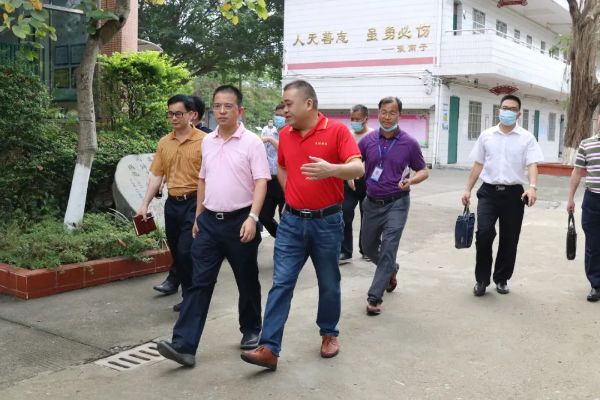 县委副书记、县长蔡旭东率队到龙山镇检查校园疫情防控和学生返校复课工作