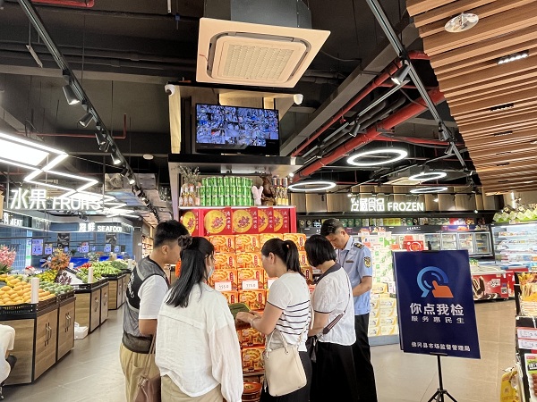 点检护双节——县市场监管局开展中秋国庆食品安全“你点我检 服务惠民生”活动1.jpg