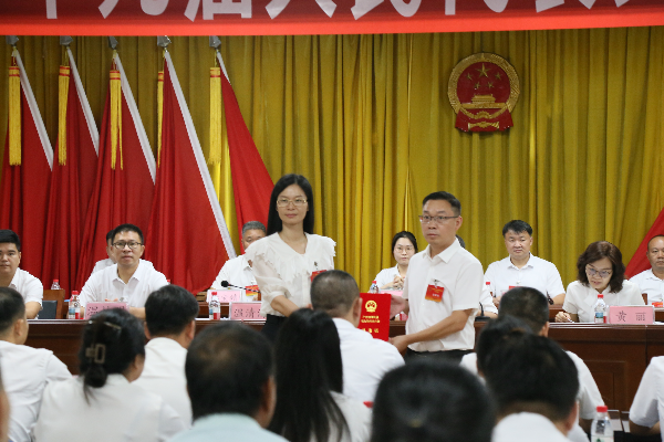 20260924为新选镇长颁发当选证IMG_4579.JPG