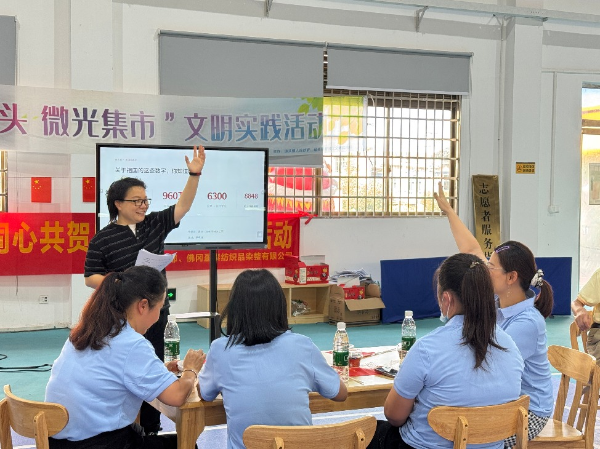 国庆知识问答环节各组队员踊跃举手抢答.png
