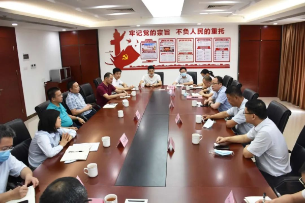 县委副书记、县长蔡旭东到佛冈农商银行参加了银企合作座谈会