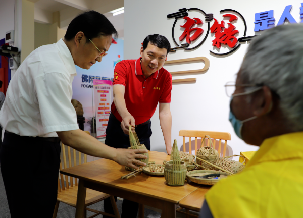 ▲县新时代文明中心举办竹编技艺体验活动，由文化志愿者、佛冈县传统手工竹编传承人周浩炎老师授课。