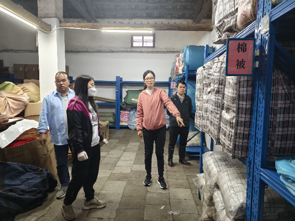迳头镇党委副书记、镇长到安置点检查防汛物资储备情况.png