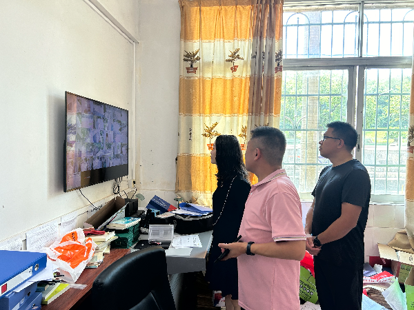 图3：黄丽检查学校监控系统运行情况.jpg