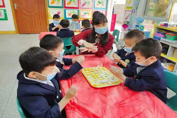 城北幼儿园做元宵_副本.jpg