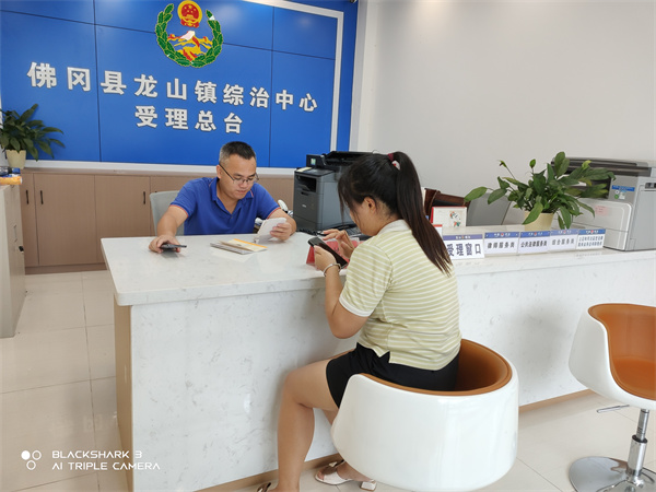 值班领导在群众接待厅接待群众.jpg
