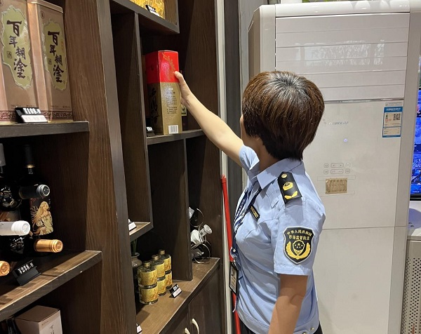 佛冈县市场监督管理局开展“特供酒”清源打链专项行动.jpg