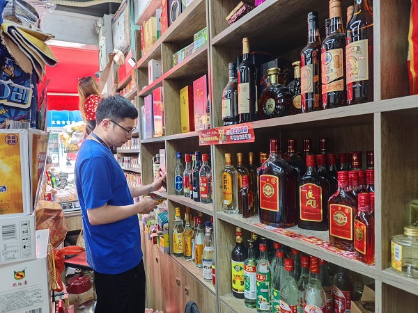 佛冈县市场监管局龙山所开展开展“特供酒”清源打链专项行动.jpg