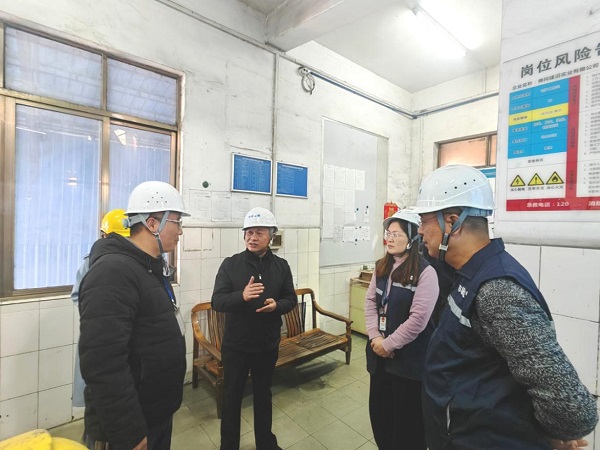 副县长黄泽川率队开展岁末年初特种设备安全.jpg