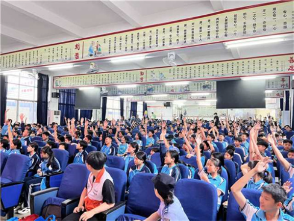 课堂中学生积极参与互动.jpg