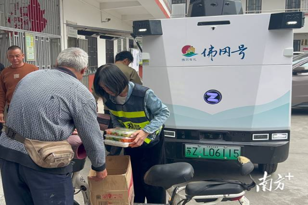 无人物流车将饭餐到达后，由志愿者取餐送入老人家中或老人自行来此取餐。
