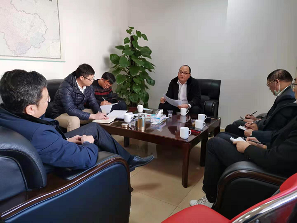 2020年12月31日，县住建局领导和相关负责人到县人民中心主楼308室参加关于规范预拌混凝土市场经营行为的工作会议。2.png