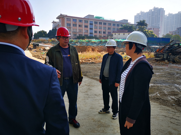 1月27日,佛冈县住房和城乡建设局局长李功文同志在总工程师朱丽嫦同志